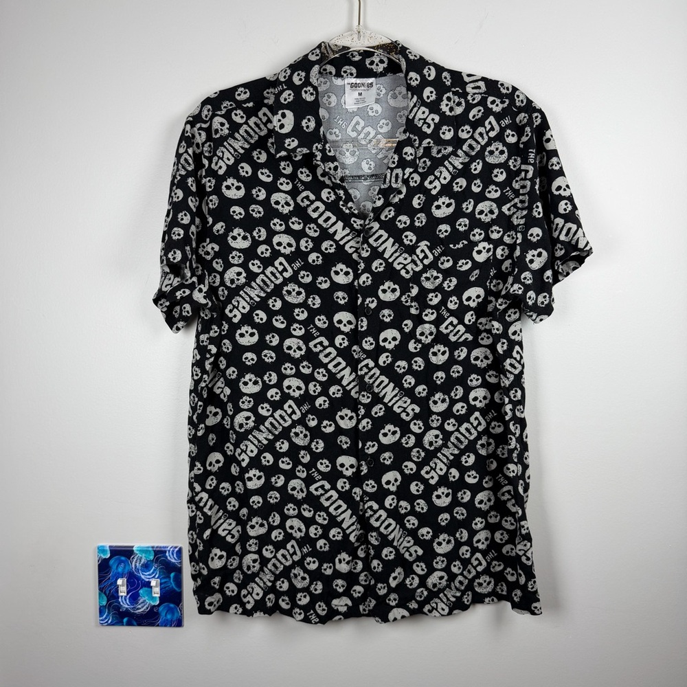 The Goonies Mens Medium Black Logo Button Down Short Sleeve Camp Shirt Rayon